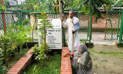 শহীদ আবু সাঈদের কবরের পাশে এখনো অঝোরে কাঁদেন মা