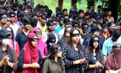 চুয়েটে শিক্ষার্থীদের মিছিল চোখে কালো কাপড় বেঁধে প্রতিবাদ