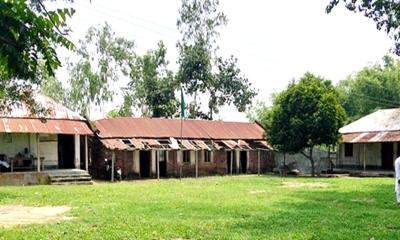 অটোয়ারীর দোহসুহ মাদ্রাসায় জরাজীর্ণ কক্ষে পাঠদান