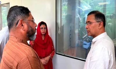 আহত সেনা কর্মকর্তাকে দেখতে সিএমএইচে প্রধানমন্ত্রী