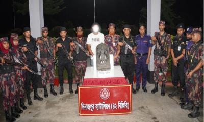 দিনাজপুরে ৩২ লক্ষ টাকার কষ্টিপাথরের বিষ্ণু মূর্তি উদ্ধার, আটক ১