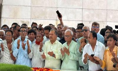 জিয়া ও খালেদা জিয়ার সমাধিতে রাজনৈতিক উপদেষ্টার শ্রদ্ধা