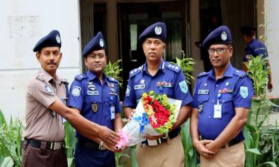 ফুলবাড়ী থানা পরিদর্শন করে সেবার মান বাড়ানোর নির্দেশ পুলিশ সুপারের