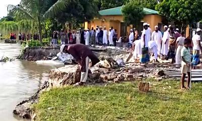 এশার নামাজই ছিল শেষ পদ্মার ভাঙনে মসজিদ বিলীন