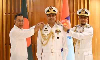 নবনিযুক্ত নৌপ্রধানকে ভাইস অ্যাডমিরাল র‍্যাংক ব্যাজ পরিয়ে দিলেন প্রধানমন্ত্রী