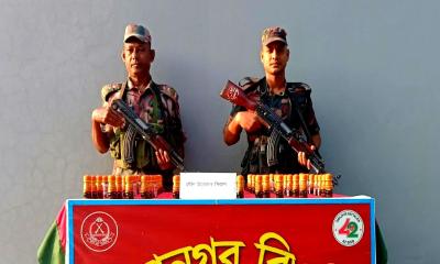 মাদকবিরোধী অভিযানে পীরগঞ্জ সীমান্তে ৭৫ বোতল নিষিদ্ধ সিরাপ জব্দ