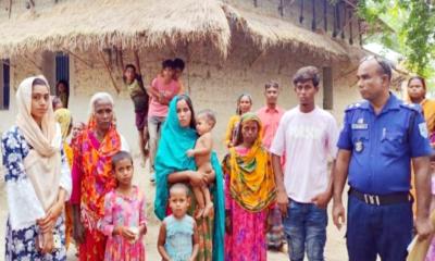 রাস্তায় ফেলে যাওয়া দুই শিশুকে পরিবারের কাছে ফিরিয়ে দিল পুলিশ