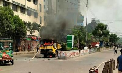 মিরপুরে হকার উচ্ছেদে সংঘর্ষ ৩ গাড়িতে আগুন