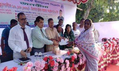 দিনাজপুরে মৃত্যুদাবির দশ লাখ টাকার চেক বিতরণ