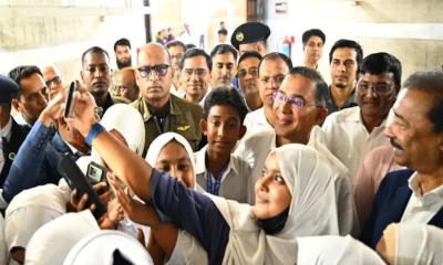 শিক্ষার্থীদের সঙ্গে সেলফি তুললেন প্রধানমন্ত্রী তারেক রহমান