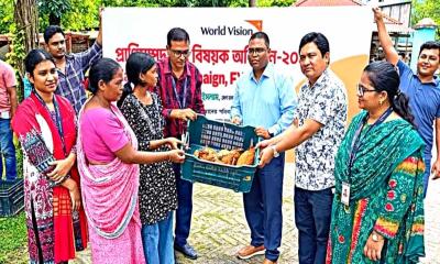 দিনাজপুরে ১০১ শিশুর পরিবারকে মুরগি বিতরণ করল ওয়ার্ল্ড ভিশন