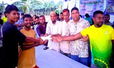 বীরগঞ্জে পশ্চিম ভোগডোমায় ফুটবল টুর্নামেন্ট অনুষ্ঠিত