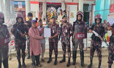 ৫৫ পূজামণ্ডপে বিজিবির কড়া নিরাপত্তা: ফুলবাড়ী সীমান্তে ১০ প্লাটুন