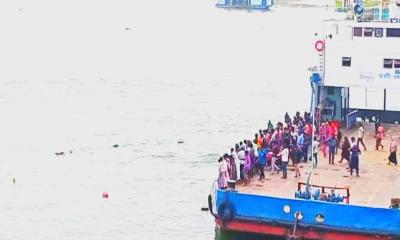 দৌলতদিয়া ফেরিঘাটে আবারও যাত্রীবাহী বাস পড়ল পদ্মা নদীতে