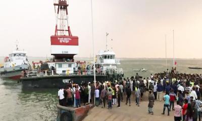 দৌলতদিয়া ফেরিঘাটে যেভাবে পড়ে গেল বাস