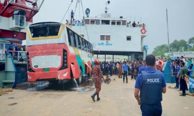 আড়াই ঘণ্টা পর পদ্মায় ডুবে যাওয়া বাস উদ্ধার