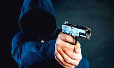 নোয়াখালীতে প্রকাশ্যে অটোরিকশা চালককে গুলি