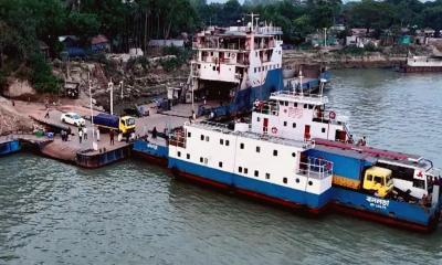 পাটুরিয়া-দৌলতদিয়া ও আরিচা-কাজিরহাট রুটে ফেরি চলাচল বন্ধ