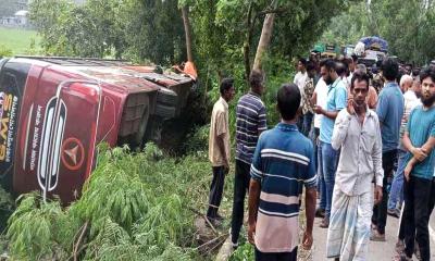গোপালগঞ্জে বাস ও ট্রাকের ত্রিমুখী সংঘর্ষে নিহত ১ ও আহত ৬০