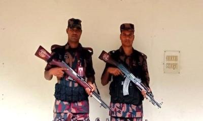 দিনাজপুরের বিরল সীমান্তে মাদক উদ্ধার করেছে বিজিবি