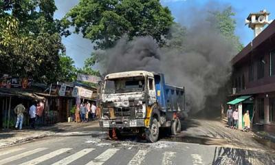 ড্রামট্রাকের চাপায় পথচারী নিহত, দুই ট্রাক পোড়াল জনতা