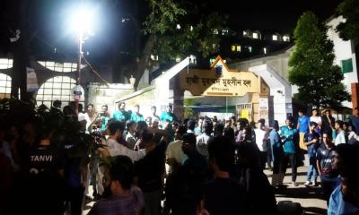 ঢাবির হলে ব্যানার টানানো কেন্দ্র করে ছাত্রদল-শিবির সমর্থকদের হাতাহাতি