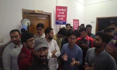 ঢাবিতে সিন্ডিকেট সভা চলাকালে ডাকসু নেতাদের বিক্ষোভ