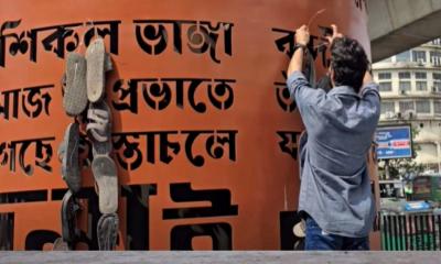 শাহবাগে জুলাই স্মৃতিস্তম্ভে জুতার মালা, সরিয়ে নিল জনতা
