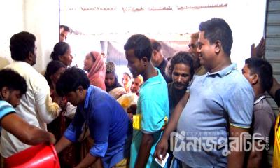 আসন্ন ঈদুল আজহা উপলক্ষে চাউল বিতরণ করলেন মেম্বার ফরজ আলী