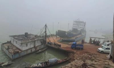 পাটুরিয়া-দৌলতদিয়া নৌরুটে ফেরি চলাচল বন্ধ