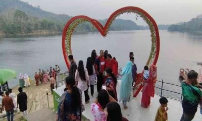 ঈদের ছুটিতে কাপ্তাইয়ে পর্যটকদের ভিড়