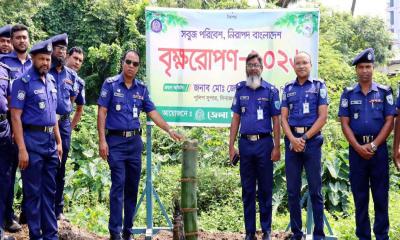 পরিবেশ রক্ষায় দিনাজপুরে বিশেষ প্রজাতির বুদুম বাঁশ লাগাল জেলা পুলিশ