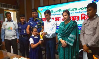 নীলফামারীতে বিশ্ব পরিবেশ দিবস শিশুদের গাছের চারা ও ক্রেস্ট উপহার