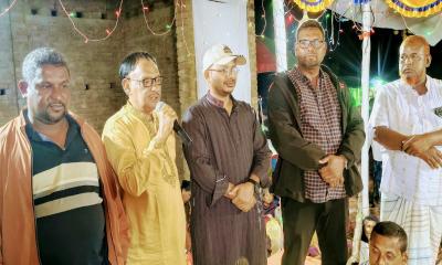বীরগঞ্জে দুর্গা মন্দির মাঠে রাতভর কবিগানের আসর মেতে উঠেছে গ্রামীণ জনপদ