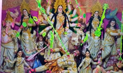 সাতক্ষীরার আশাশুনিতে ৩৫ হাজার মুক্তার কারুকাজে সাজছে ১৩টি দুর্গাপ্রতিমা