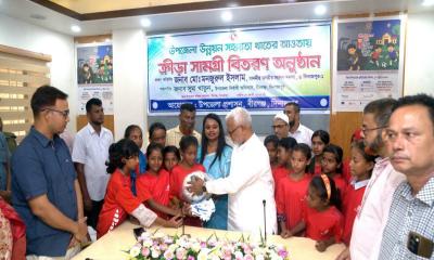 দিনাজপুর-১ আসনের সংসদ সদস্যের উপস্থিতিতে বীরগঞ্জে ক্রীড়া সামগ্রী বিতরণ