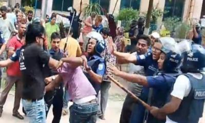 দিনাজপুরে কোতোয়ালি থানা চত্বরে পুলিশ বিএনপি ও শ্রমিকদের সংঘর্ষ