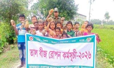 বিরলে শিক্ষার্থীদের নিয়ে দুইশত তালবীজ রোপণ করলেন কমল