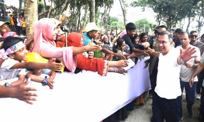 প্রধানমন্ত্রীকে একনজর দেখতে পথের ধারে মানুষের অপেক্ষা
