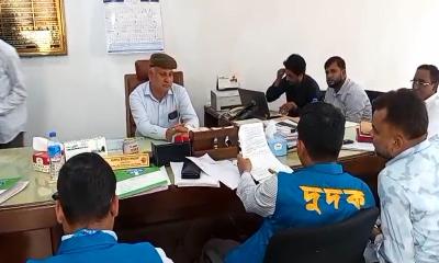 দিনাজপুর শিক্ষা বোর্ডে দুদকের অভিযান গুরুত্বপূর্ণ নথিপত্র জব্দ করল টিম