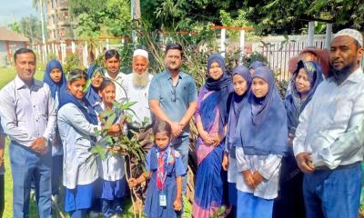 দিনাজপুরে শিক্ষার্থীদের মাঝে বিনামুল্যে গাছের  চারা বিতরণ
