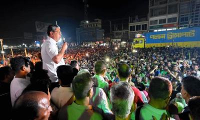 মোকামতলায় বিএনপির মশাল মিছিলে প্রতিমন্ত্রী মীর শাহে আলম