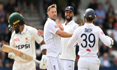 পাকিস্তানের বিপক্ষে ইংল্যান্ডের বিশাল জয়