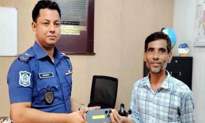 বগুড়ায় উদ্ধারকৃত ৮০টি হারানো মোবাইল মালিকদের হস্তান্তর