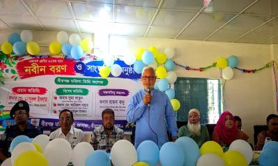 বীরগঞ্জ মহিলা ডিগ্রি কলেজে নবীনবরণ অনুষ্ঠানে শিক্ষার্থীদের দিকনির্দেশনা