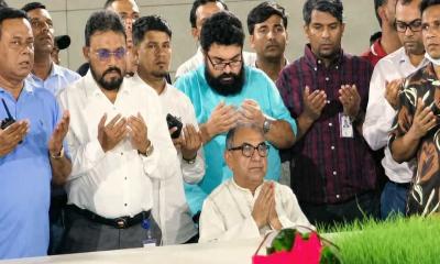 জিয়াউর রহমান ও খালেদা জিয়ার সমাধিতে মির্জা আব্বাসের শ্রদ্ধা