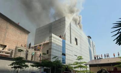 টঙ্গীতে ওষুধ কারখানায় ভয়াবহ আগুন নিয়ন্ত্রণে যোগ দিল সেনাবাহিনী ও বিজিবি