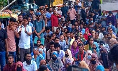 ভেরিফিকেশনে বাদ পড়া প্রাথমিক শিক্ষকদের শাহবাগে অবস্থান