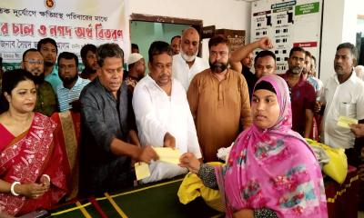 দিনাজপুরে ক্ষতিগ্রস্ত ৪ হাজার পরিবারের মাঝে ত্রাণ বিতরণ