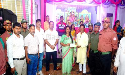 ইউএনও সুমা খাতুন মহাষ্টমীতে বীরগঞ্জের ৯টি পূজামণ্ডপ ঘুরে দেখলেন
